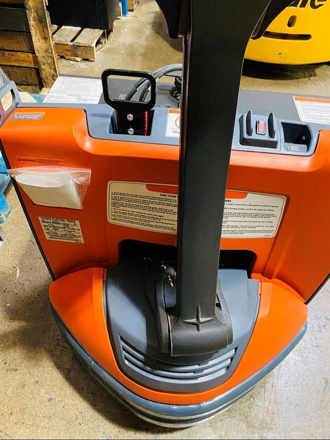 Top‑down view of Toyota 8HBW23 walkie pallet jack handle and control head
