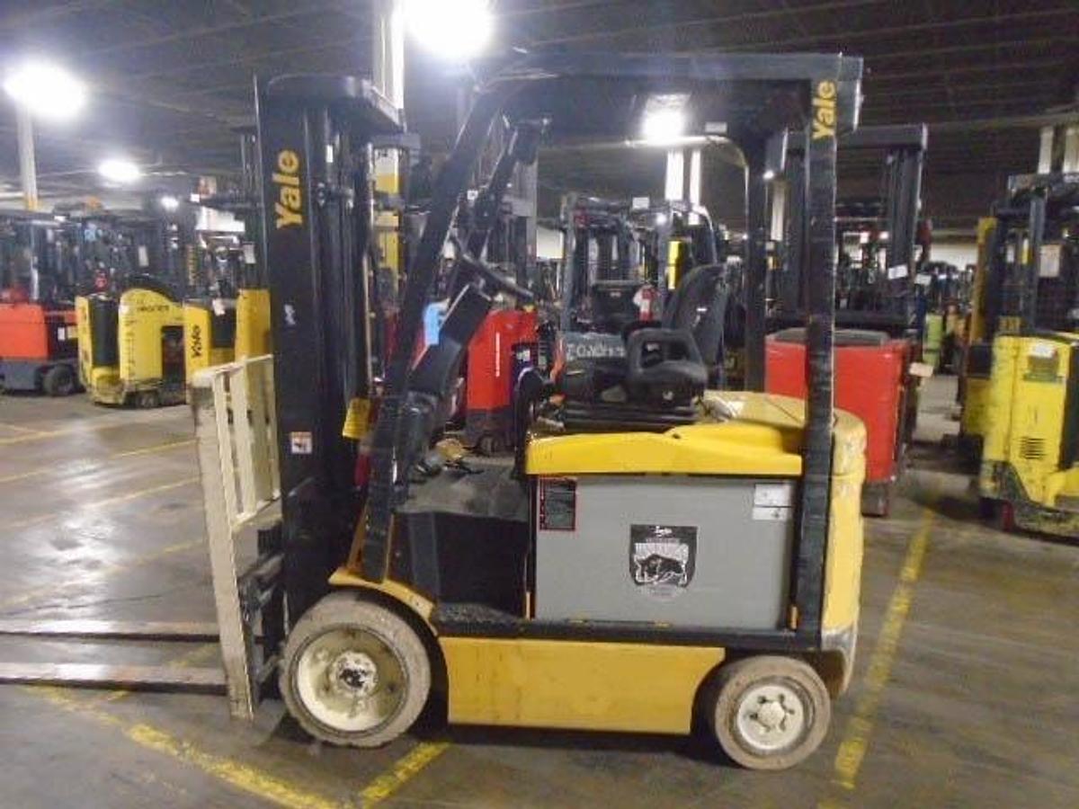 2011 Yale ERC060VGN electric 4-wheel counterbalance forklift with CSA certification deployed in Mississauga for indoor warehouse operations