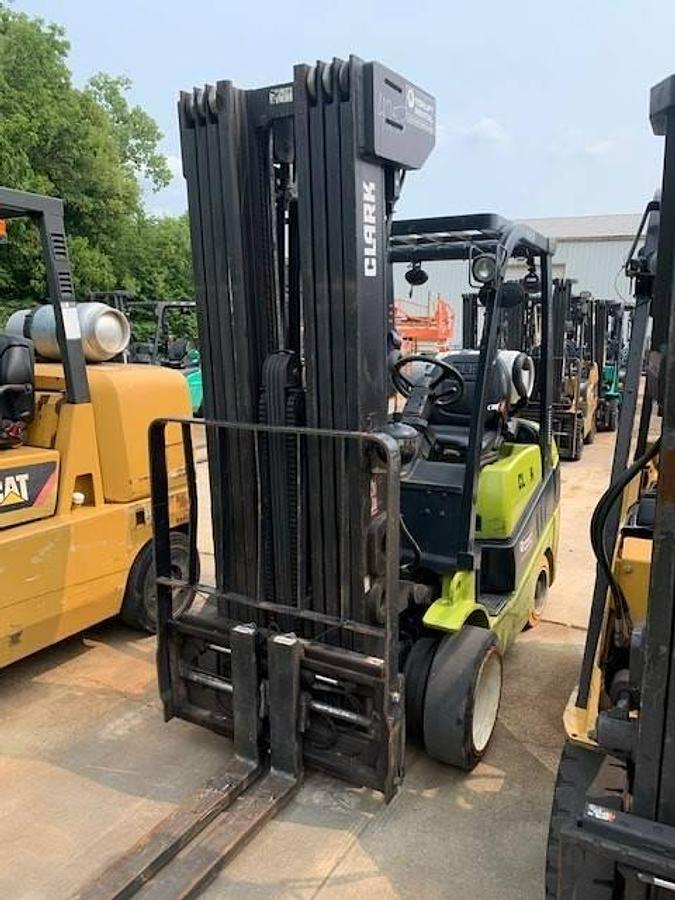 Opposite Front view of Clark C25CL forklift showing quad mast, carriage assembly, and side-shift equipped fork positioner – CSA certified propane uni