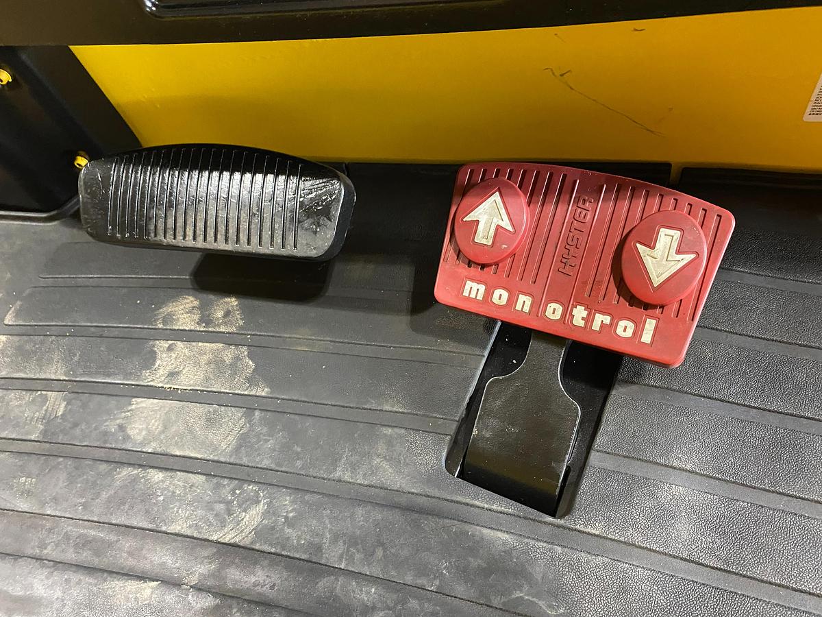 Hyster E120XN – operator floor view – monotrol directional pedal and hydraulic brake pedal – CSA-certified electric forklift – Brampton ON