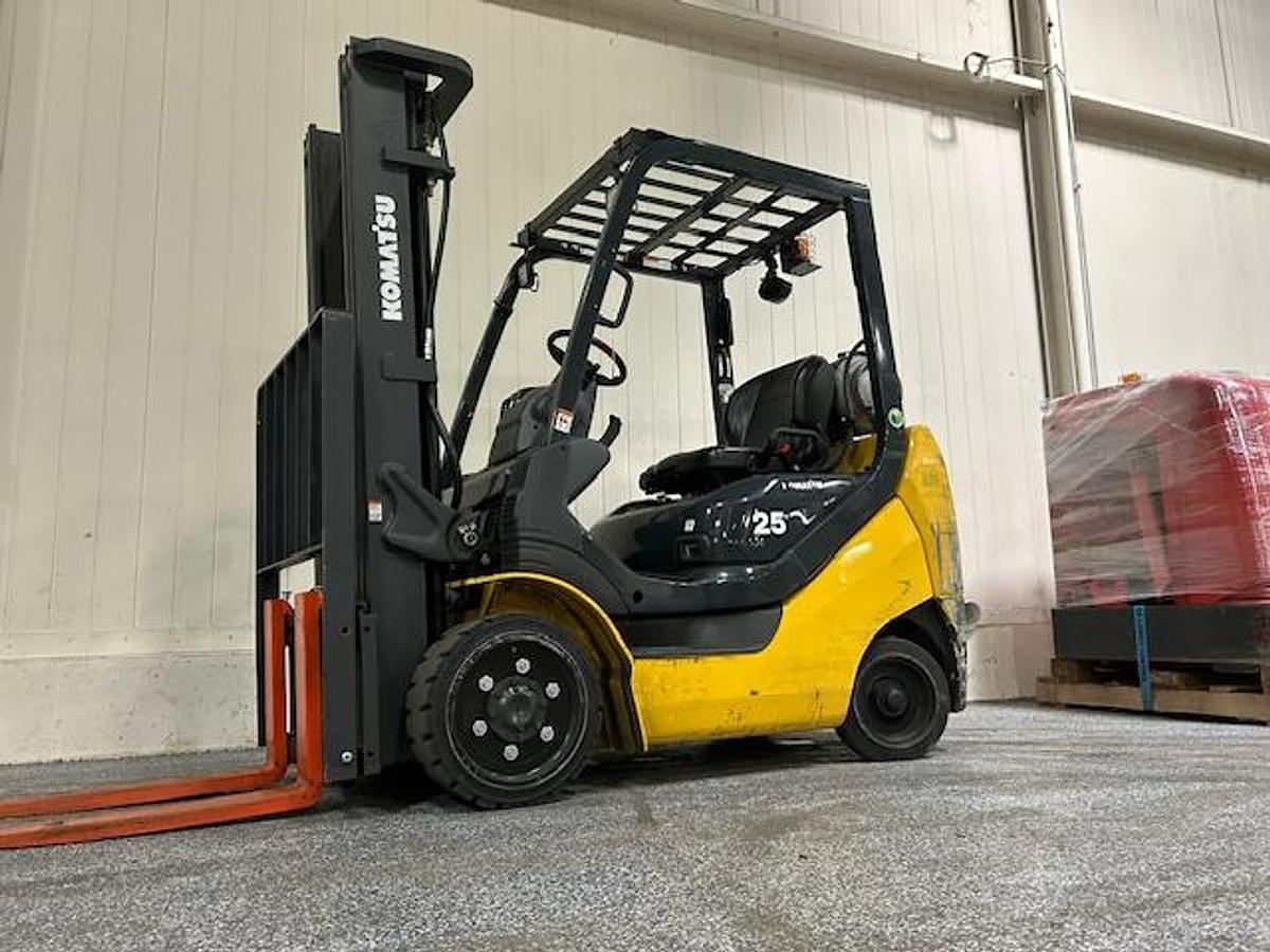 2021 Komatsu FG25ST-16 CSA propane forklift Brampton 5000 lb 188” triple mast side shift cushion tires compact chassis indoor warehouse export-ready