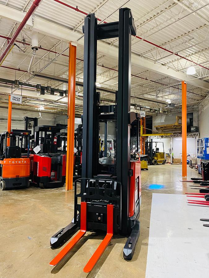 Front angled view showing mast rails and reach mechanism