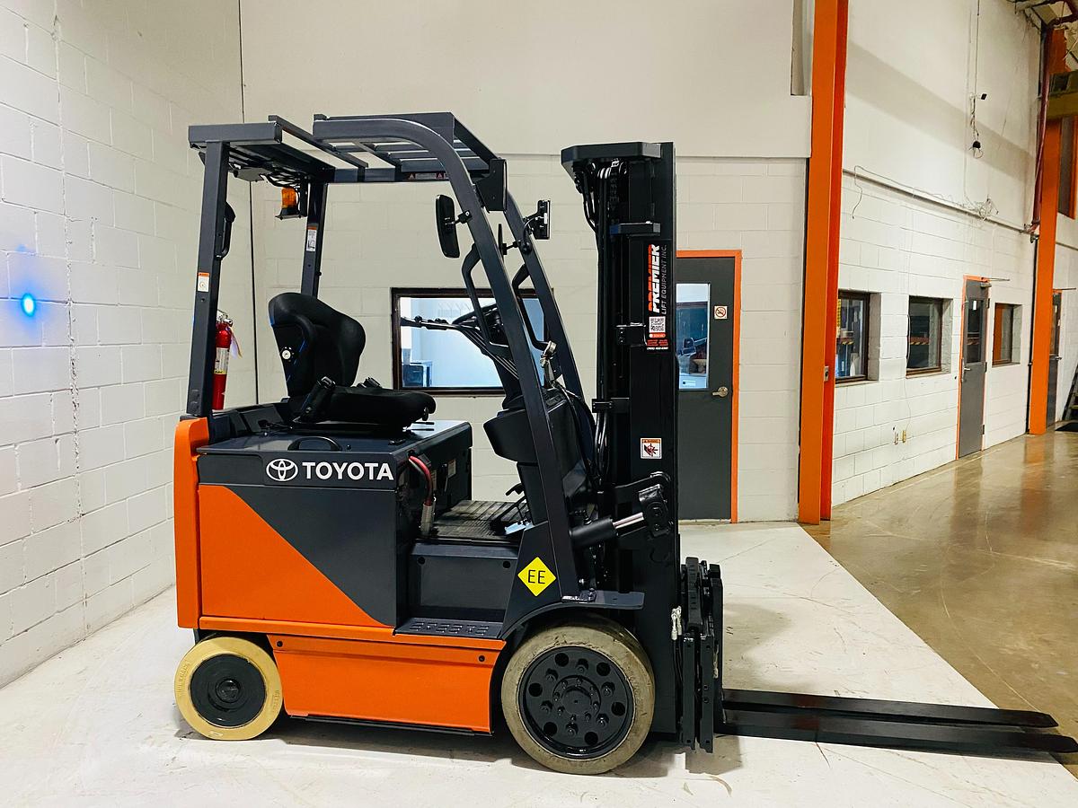 Toyota 8FBCU25 – alternate side profile – triple mast and compact chassis – EE-rated electric forklift – Brampton ON