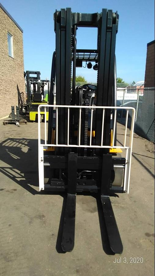 Yale GLC080VX – front view – forks, mast carriage, and cushion tires – CSA propane forklift – Brampton ON