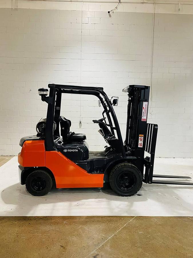 CSA-Certified Propane Forklift – 5,000 lb Toyota 50-8FGU25 with Side Shift & Solid Pneumatic Tires Delivered to California