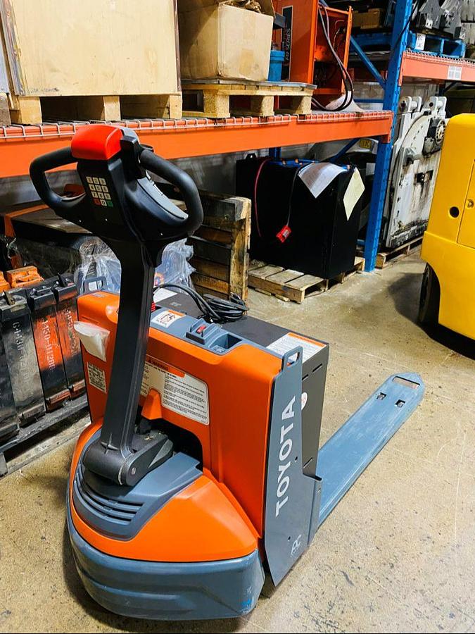 Side‑rear angle of Toyota 8HBW23 electric walkie pallet jack – CSA certified