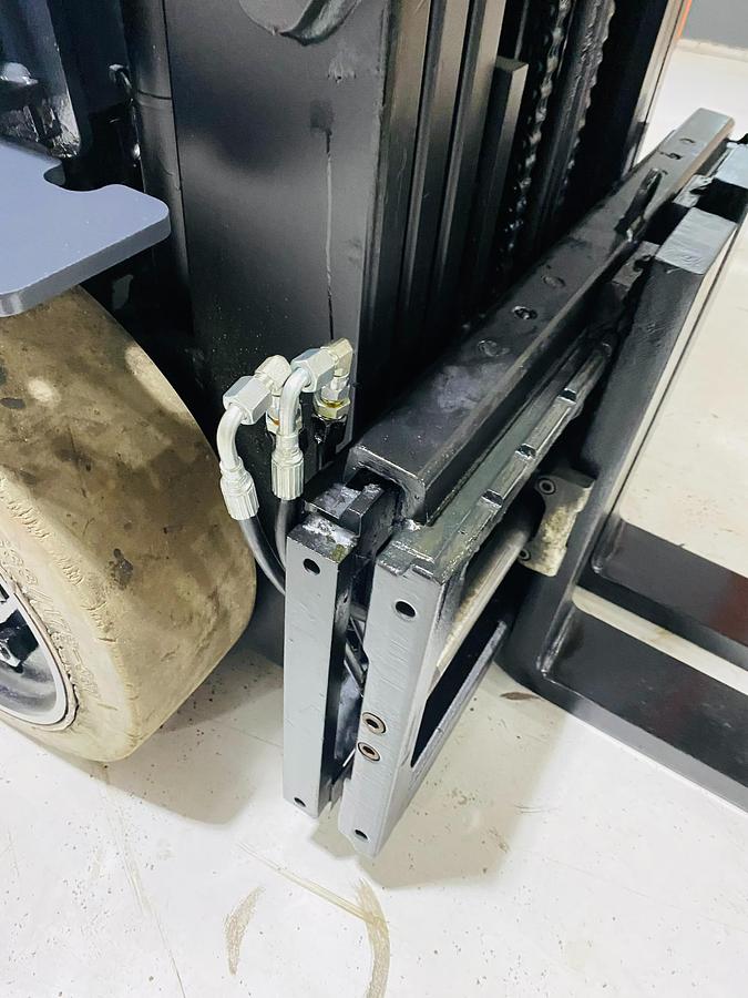 Toyota 8FBCU25 – angled carriage view – side shift and clamp-ready valve – EE-rated electric forklift – Brampton ON