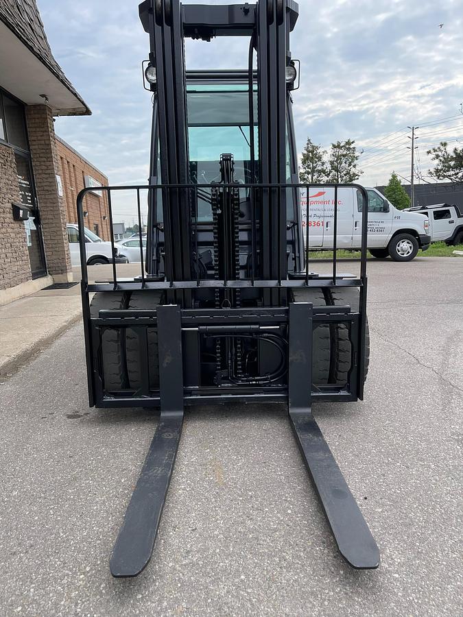 Toyota 8FGU30 – mast face-on view – triple-stage mast, load backrest, 48” forks, and Class III carriage – CSA-certified LPG forklift – Brampton ON