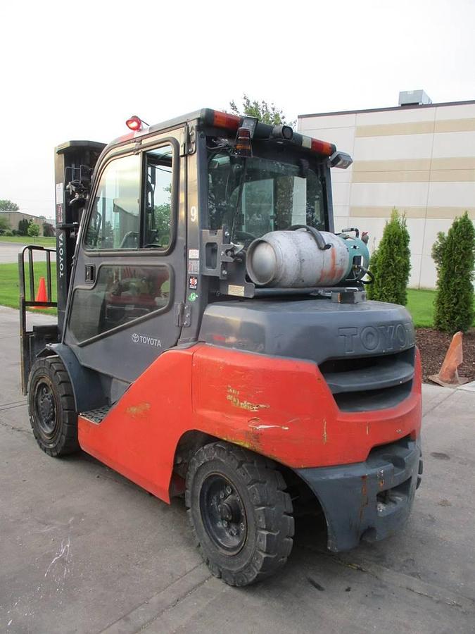 Opposite back side view of Toyota 8FG35U propane pneumatic forklift showing propane tank mount, rear lights, and CSA-certified chassis – unit staged in Brampton ON