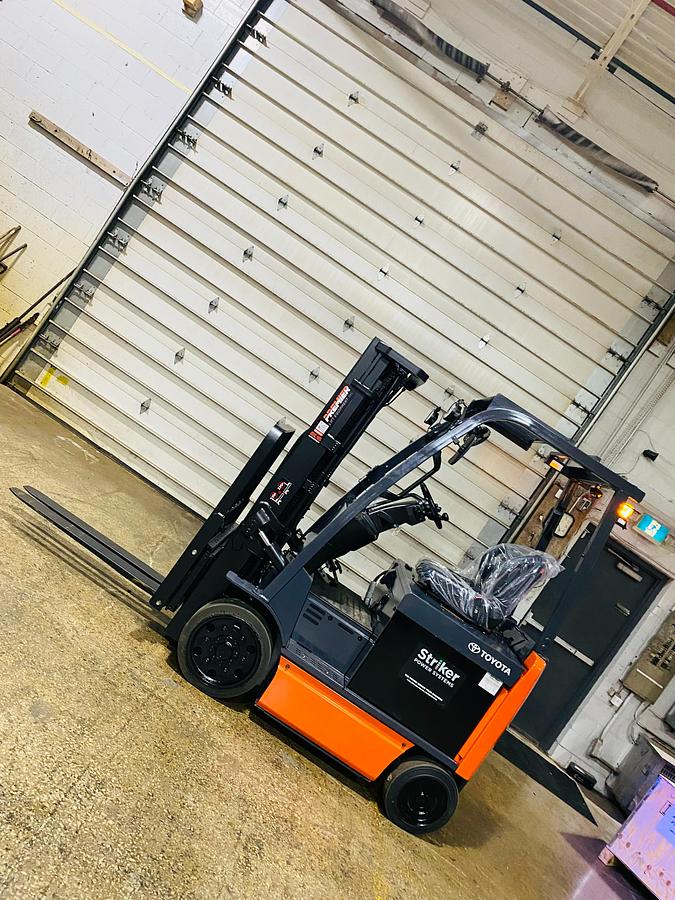 Toyota 8FBCU20-COMP – angled side view – low-clearance mast and freezer-compatible chassis – CSA upgrade available – Brampton ON