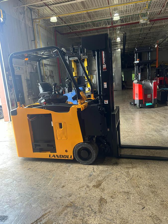 Opposite side view of Drexel SLT30AC forklift – 3,000 lb electric swing mast unit with compact chassis, side stance operator station, and CSA tag – Premier Lift Equipment Brampton ON
