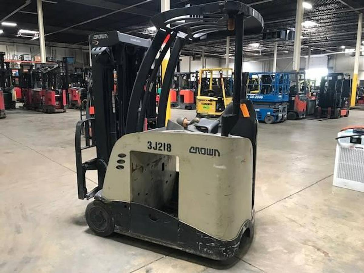 Crown RC5545-40 – side profile – rider platform, mast rails, and cushion tires – EE-rated docker – CSA certified – Brampton ON