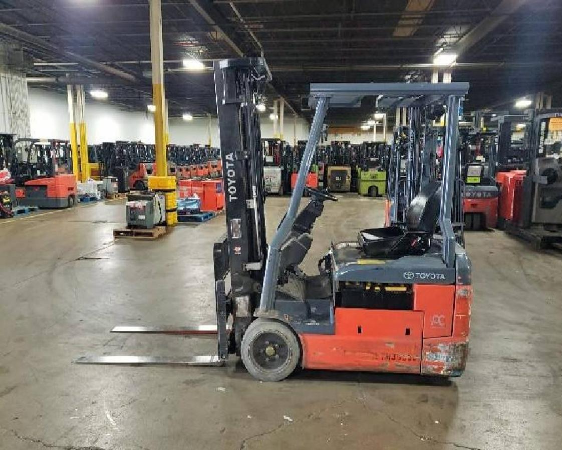 Profile view of 2016 Toyota 8FBE18U electric forklift showing 3-wheel chassis, battery compartment, and mast configuration