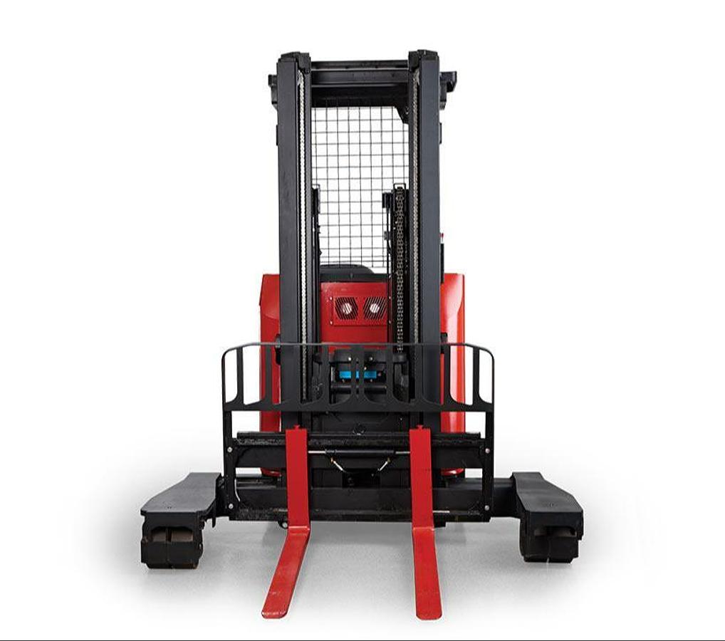 4‑Directional multi‑directional electric forklift handling long loads in a narrow aisle warehouse, VNA‑capable equipment for lumber, steel, and oversized materials.