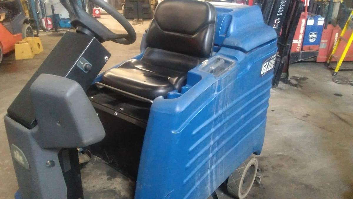 Windsor SG28 – right angle view – tank profile, pad deck, battery box – CSA/MOL certified scrubber – Brampton ON