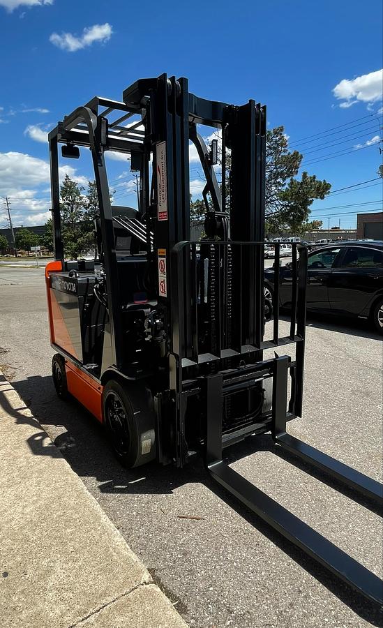 Toyota 8FBCU25 – angled front view – triple mast, 42” forks, and load backrest – spark-protected electric forklift – Brampton ON