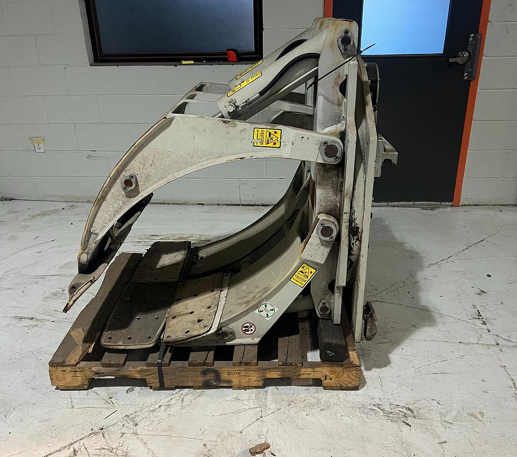 alt="Side view of Cascade 90F‑RCP‑321 paper roll clamp with 60-inch roll capacity and heavy-duty frame"