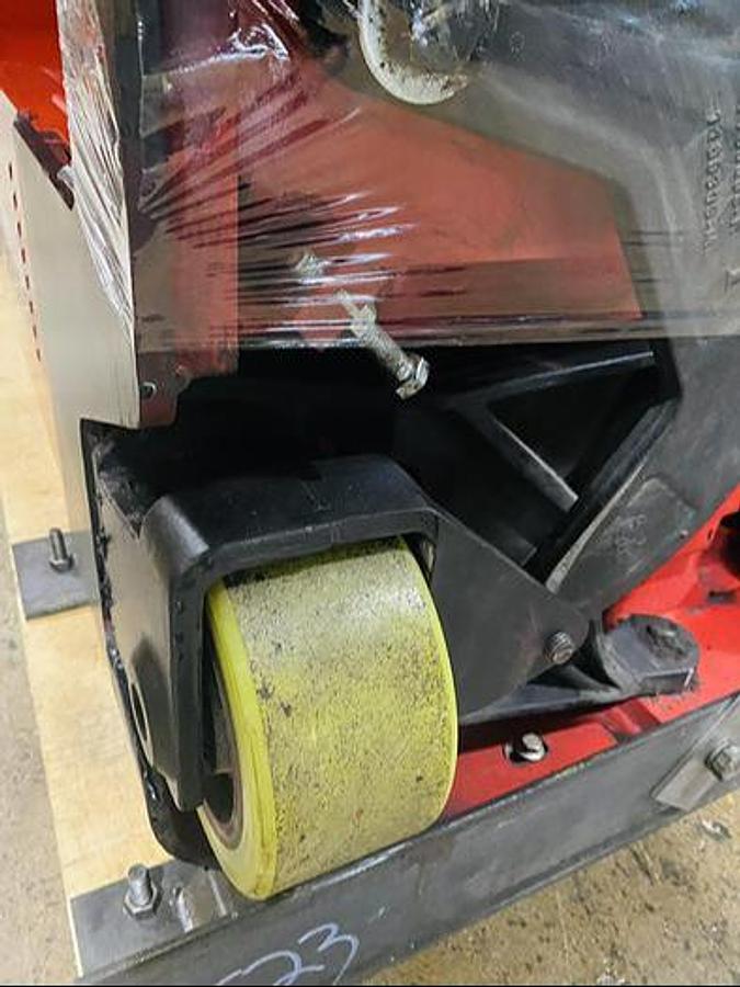 Smooth non‑mark caster wheel used on Raymond 750‑DR32TT deep reach forklift