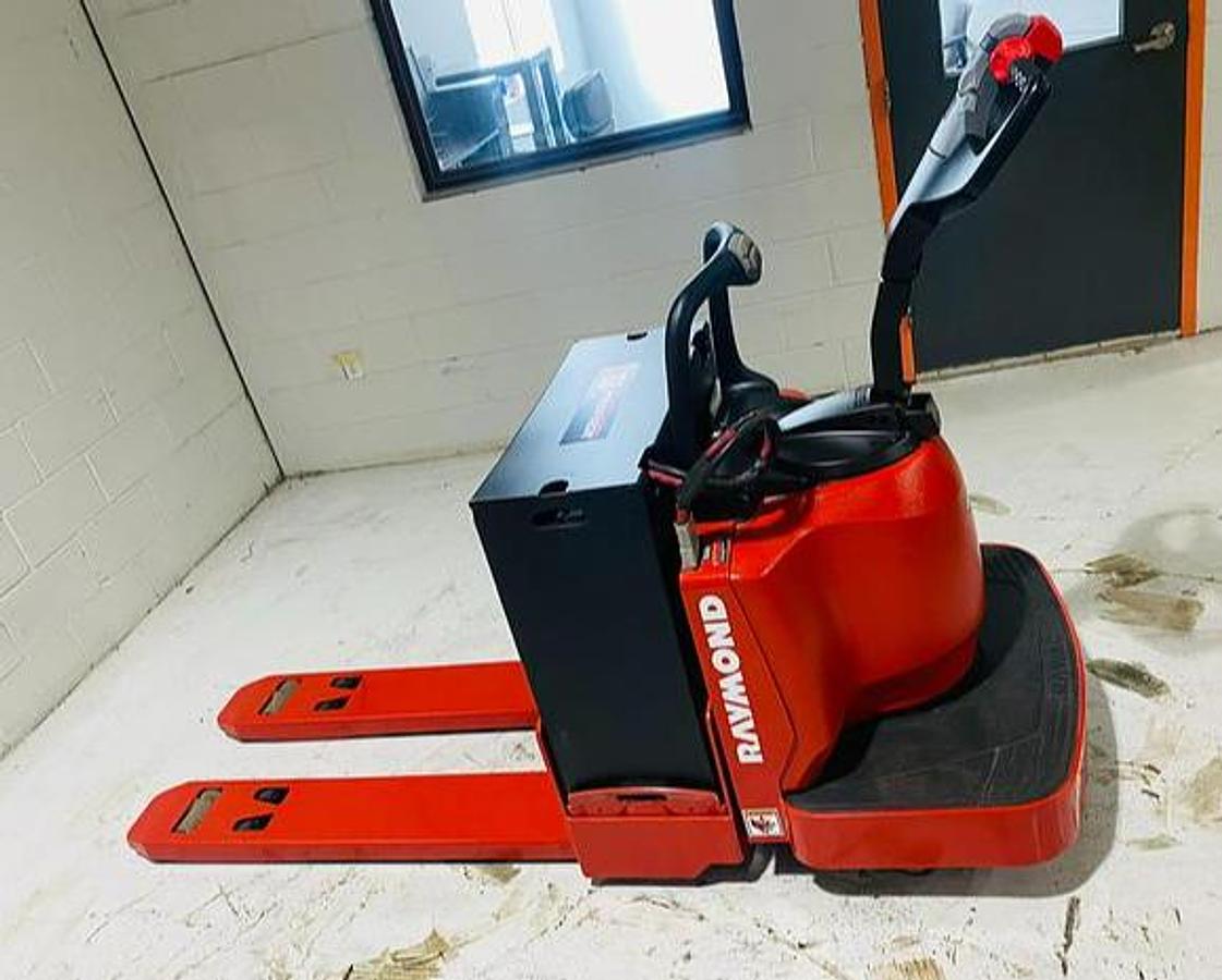 Alternate angled side view of Budget Raymond 8400 walkie pallet jack, older non‑CSA unit.
