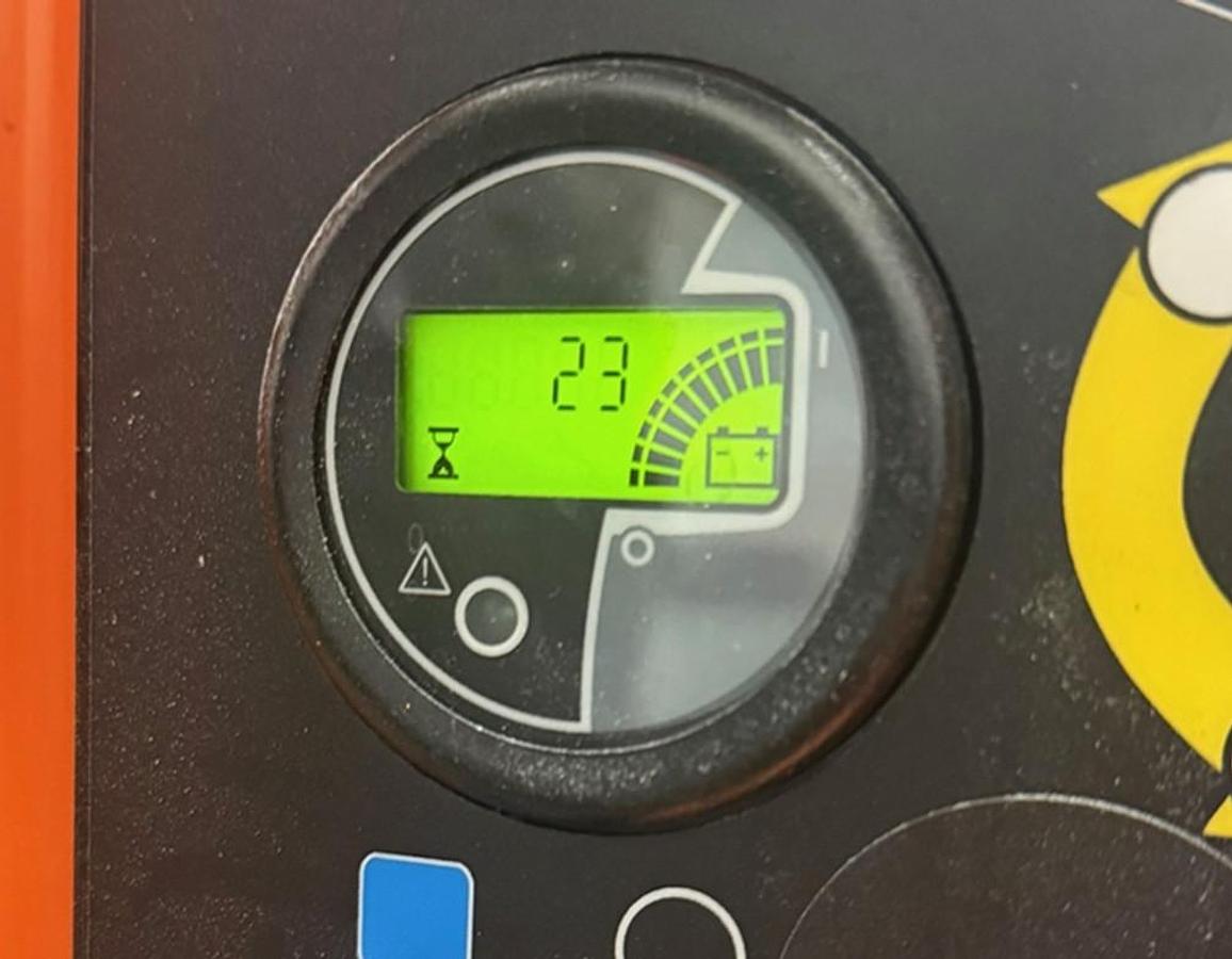 “JLG 20E Toucan hour meter – 23 original hours – low‑hour electric vertical mast lift”