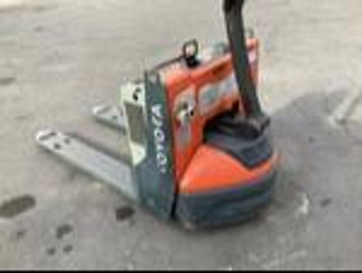 Toyota 8HBW23 – rear angle view – throttle handle, battery box, and safety decals – CSA electric walkie pallet jack – Brampton ON