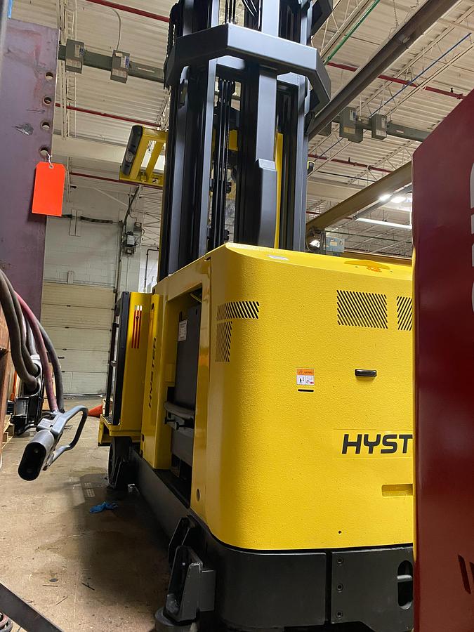 Hyster V30ZMU – rear chassis close-up – counterweight, drive tire, and turret base – CSA electric forklift – Brampton ON