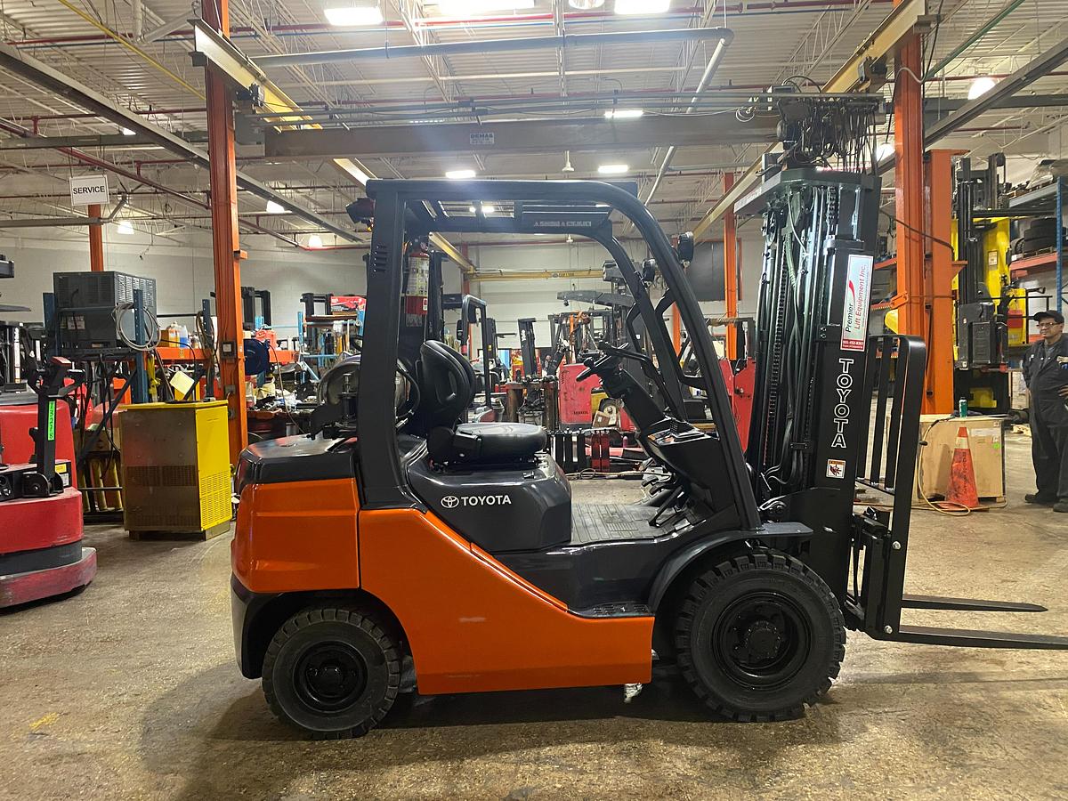 Toyota 8FGU25 – passenger-side profile – mast, forks, and propane tank bracket – CSA-certified pneumatic forklift – Brampton ON