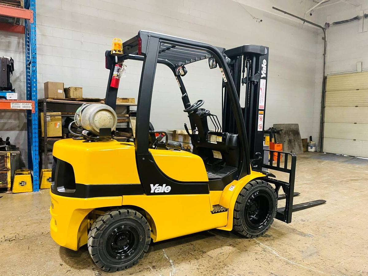 Yale GLP060VXN – full side profile – triple mast, solid pneumatic tires, and operator compartment – CSA-certified LPG forklift – Brampton ON