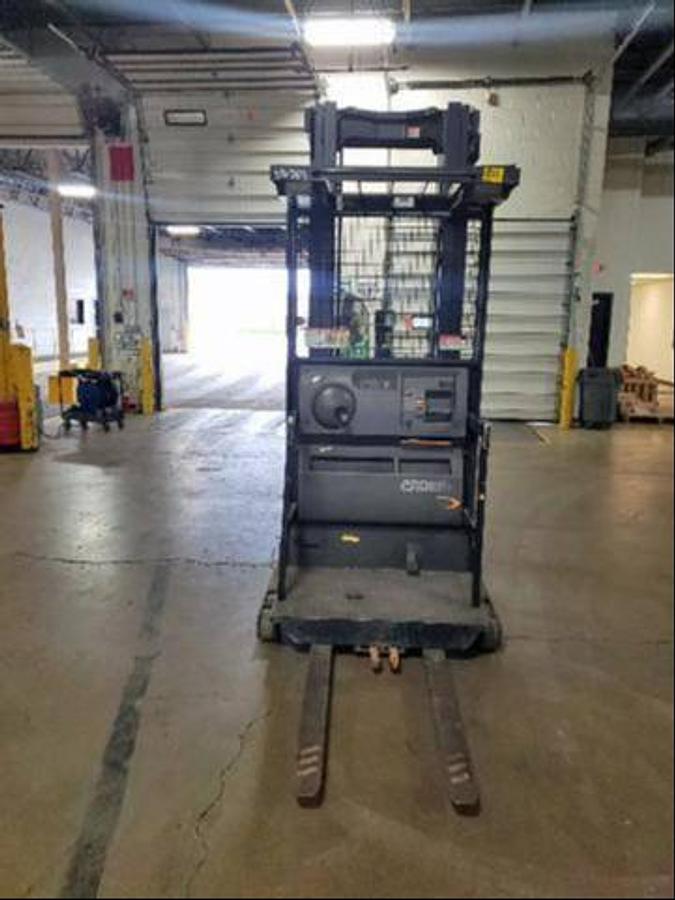 Crown SP3520-30 WG – front angle view – triple mast 240” – stand-up order picker – CSA certified – Brampton ON