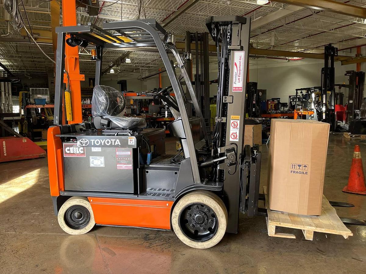 Profile view of 2018 Toyota 8FBCU30 electric forklift showing 4-wheel chassis, battery compartment, and side shift carriage