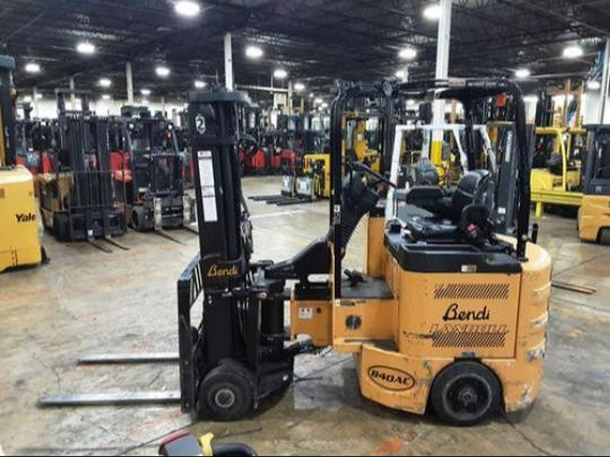 Opposite side view of Bendi B40/48AC180D swing mast forklift – CSA-certified 4,000 lb articulating forklift with 198” lift, integral sideshift, and narrow aisle chassis staged in Brampton ON – Premier Lift Equipment