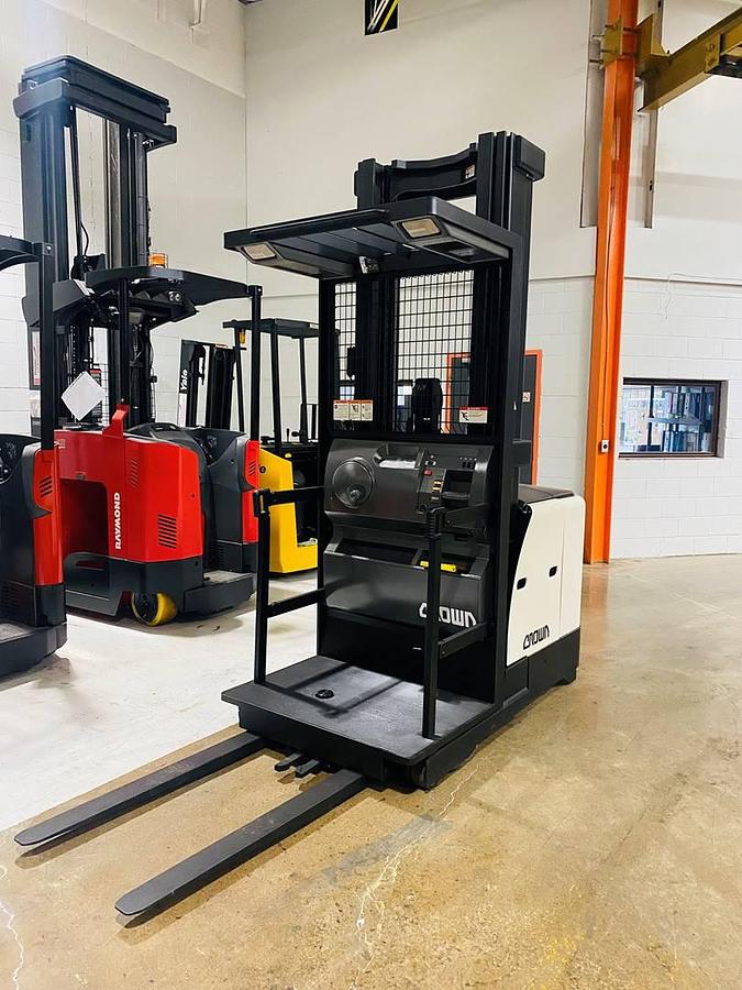 Front angled view showing mast rails and fork tips