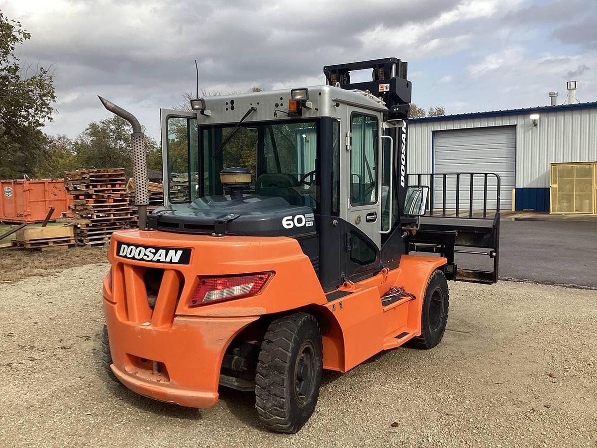 Back angled side view showing counterweight and rear lights