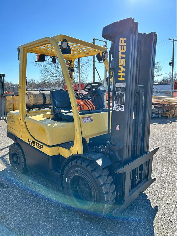 “Hyster H70FT propane forklift front side angle – 7,000 lb capacity, 86/189-inch TSU mast, pneumatic tires, 4‑way valve – Brampton ON”