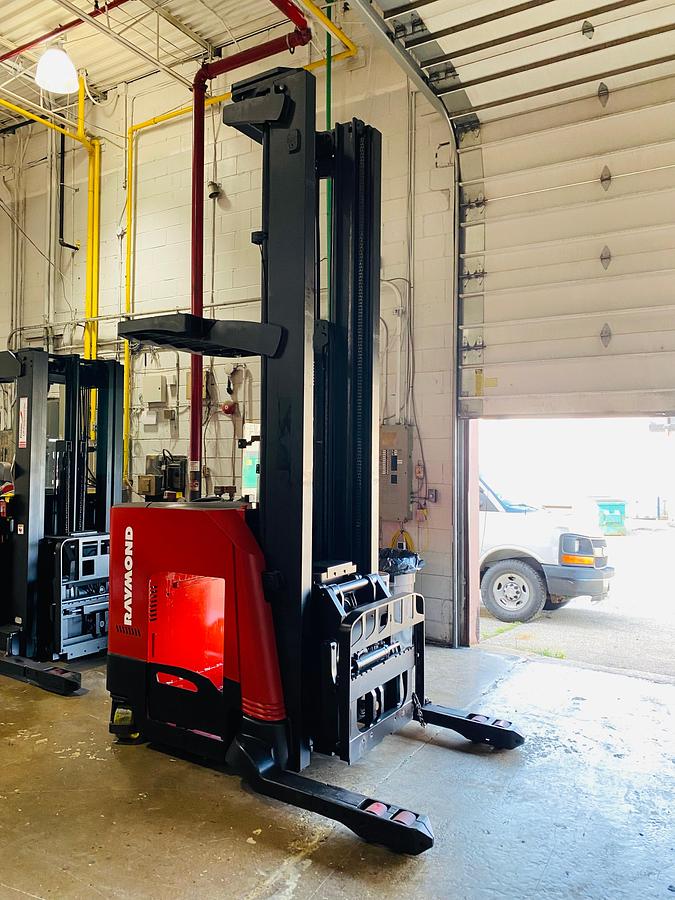 Front angled view showing mast rails and reach mechanism