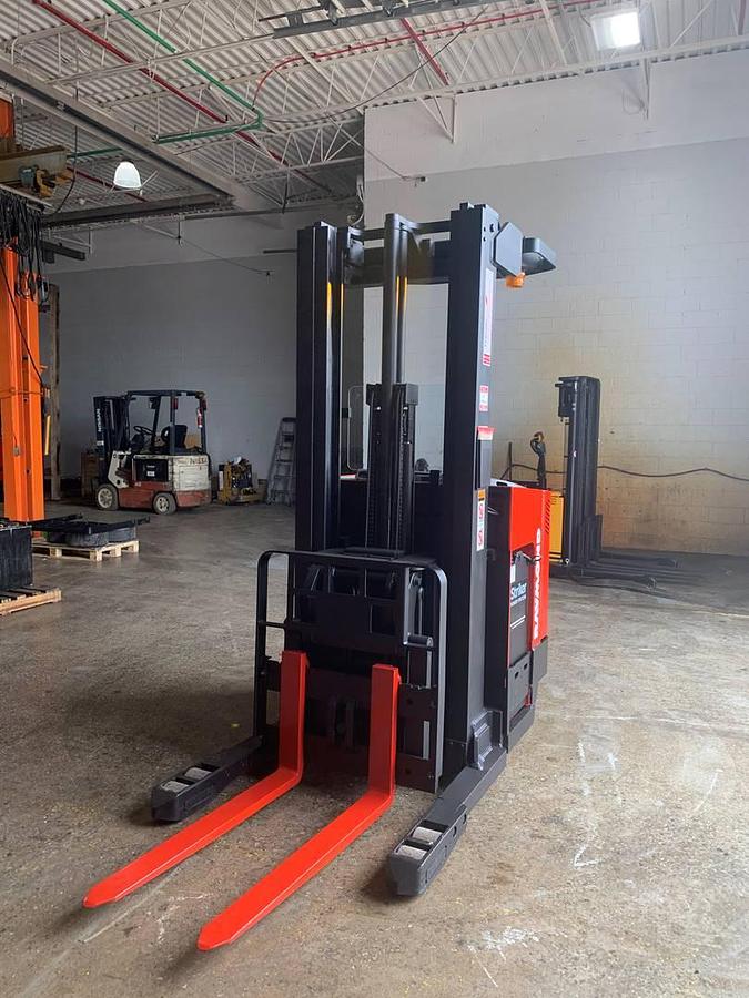 Front angled view showing mast rails and reach mechanism