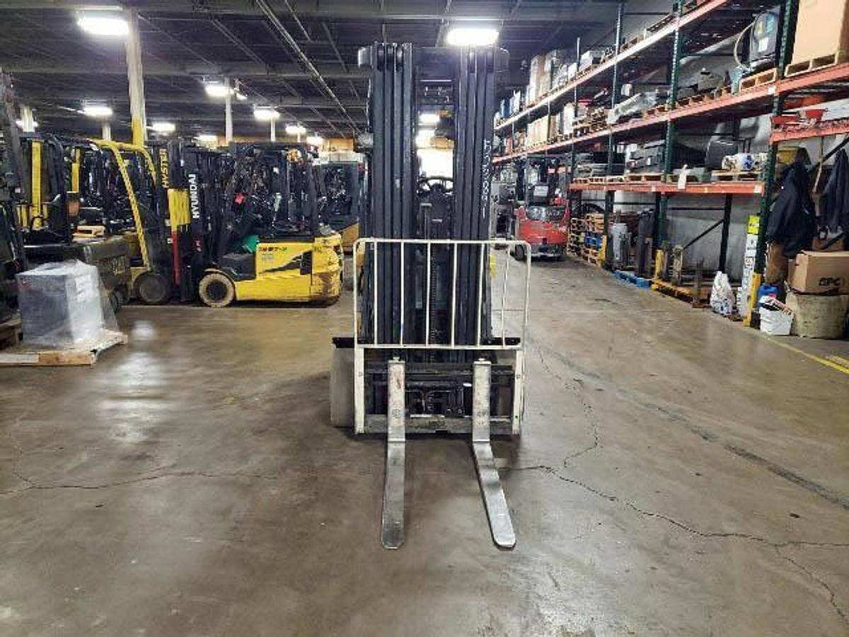 Front angled view showing mast rails and 42” fork tips