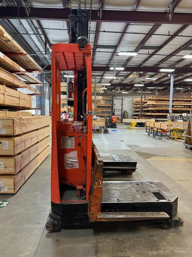 Raymond SL60TL – opposite side profile – mast, deck, and bi-directional chassis – CSA certified long-load forklift – Brampton ON