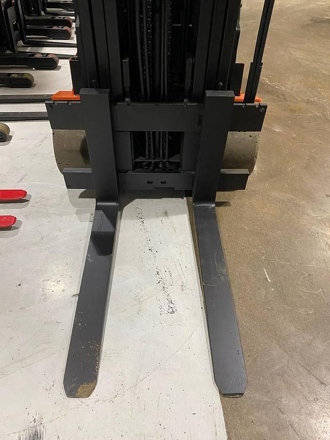 Yale ERC120HGN – close-up of 48” forks mounted on Class IV carriage – clamp-ready configuration – CSA-certified electric forklift – Brampton ON