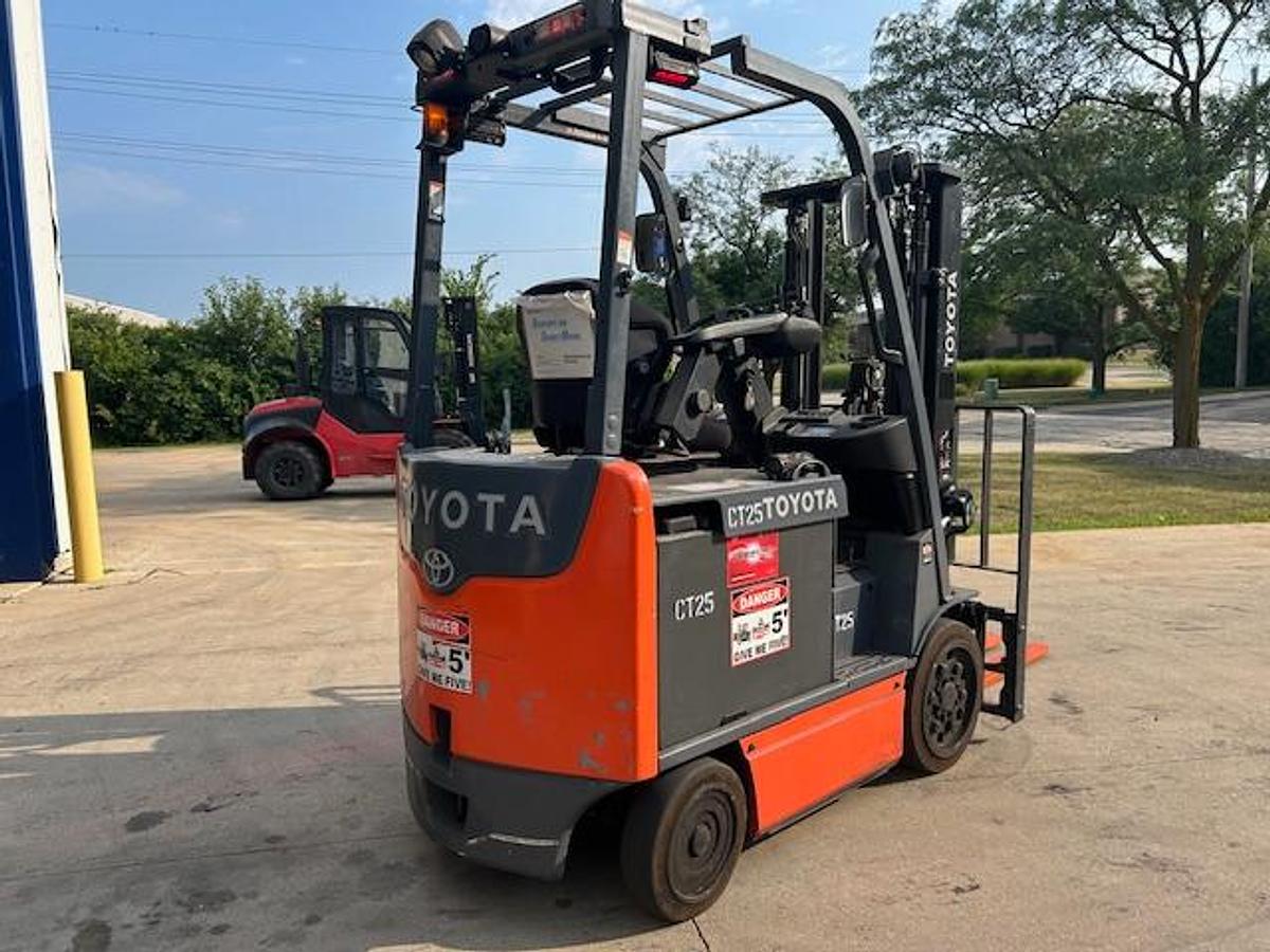 Opposite rear view of Toyota 8FBCU25 forklift – CSA-certified electric forklift, 5,000 lb capacity, cushion tires, rear counterweight and safety lighting – Premier Lift Equipment Brampton ON