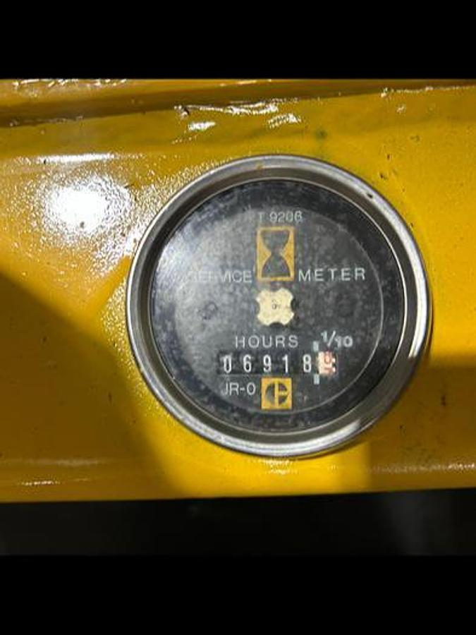 Caterpillar FC40 – hour meter close-up – digital display showing 6,917 verified hours – CSA-certified forklift – Brampton ON