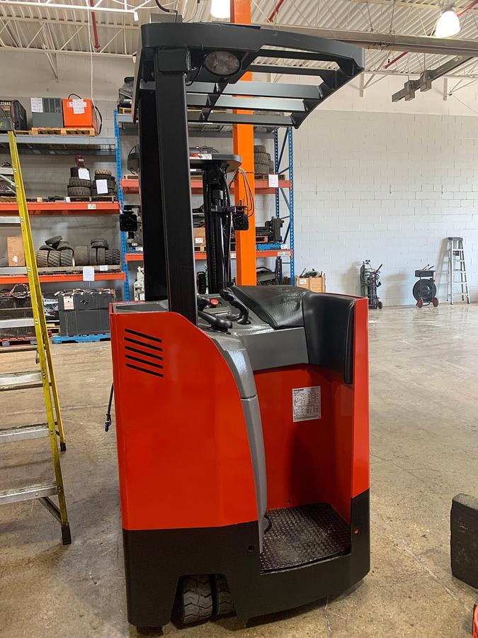 Raymond 425-C50TT – rear view – compact dockstock chassis and counterweight – CSA certified electric forklift – Brampton ON