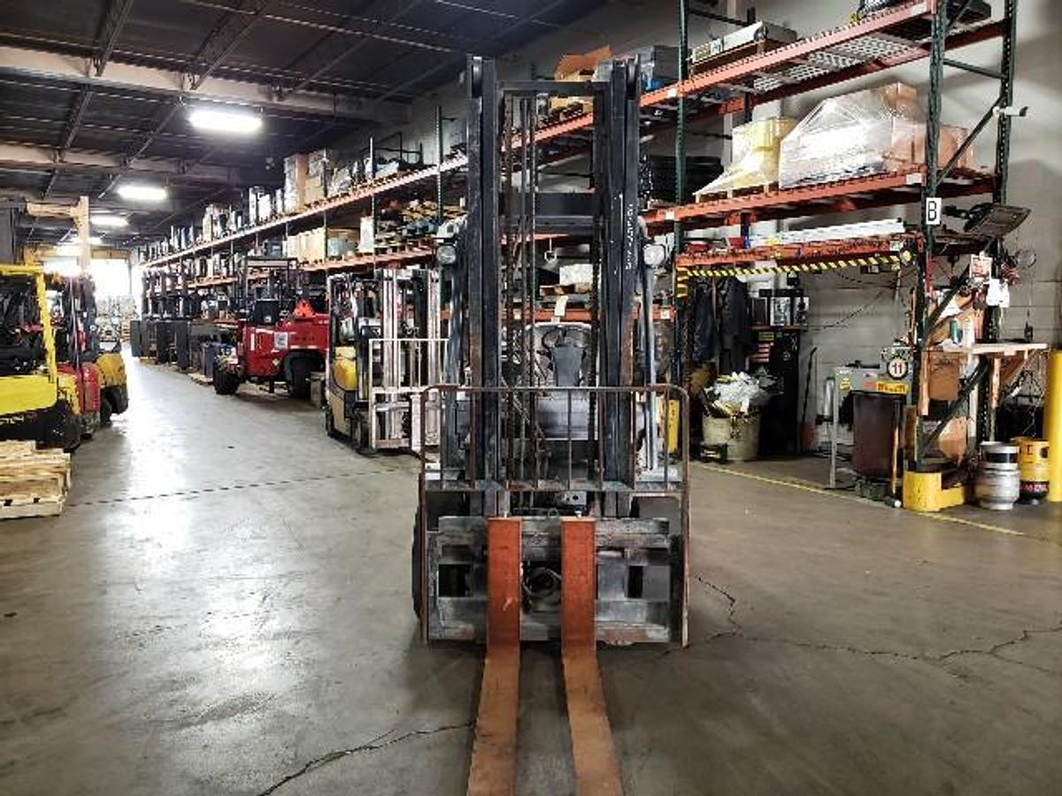 Front view of Toyota 8FG35U showing 107/159 inch mast and side‑shift carriage