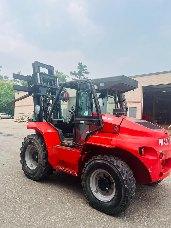 Manitou M40-4 – opposite side angle – cab door, hydraulic lines, tire tread – CSA-certified rough terrain forklift – Brampton ON