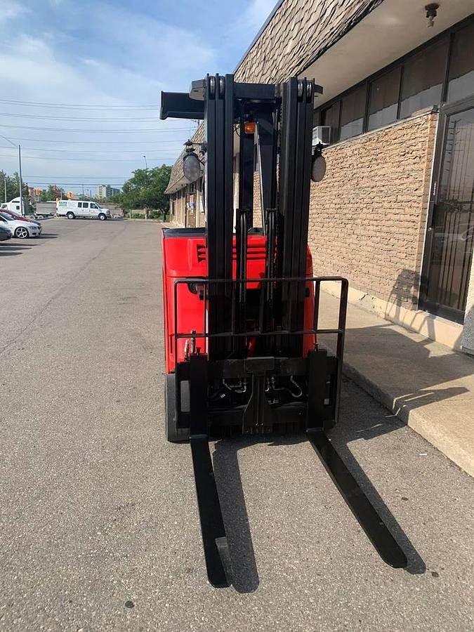 Raymond 415-C35TT – front mast view – 42” forks and triple-stage mast – CSA certified electric docker – Brampton ON