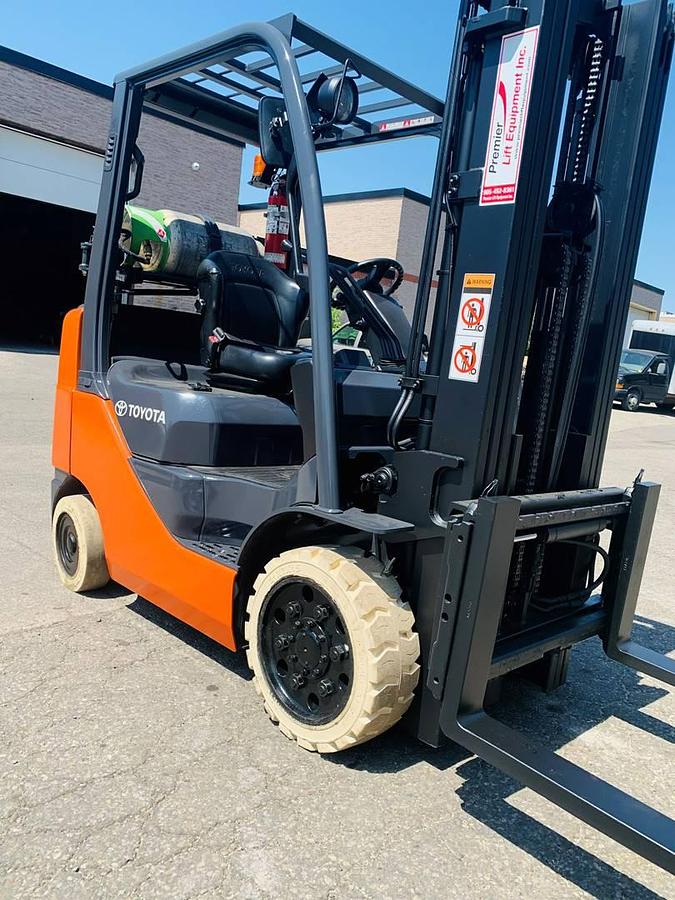Toyota 8FGCU25 – close front angle – forks, mast, and side shift carriage – CSA-certified LPG forklift – Brampton ON