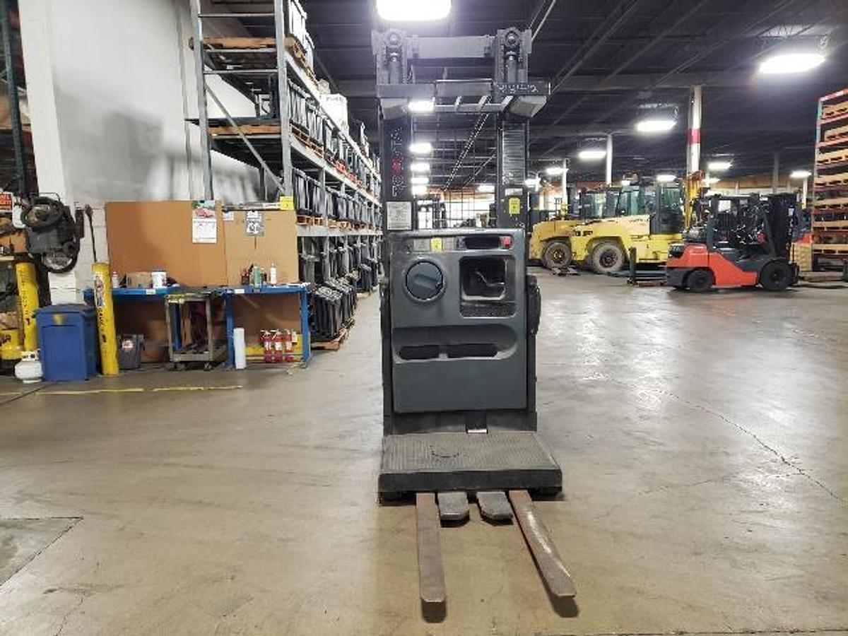 Operator compartment of Toyota 7BPUE15 with controls and safety rails