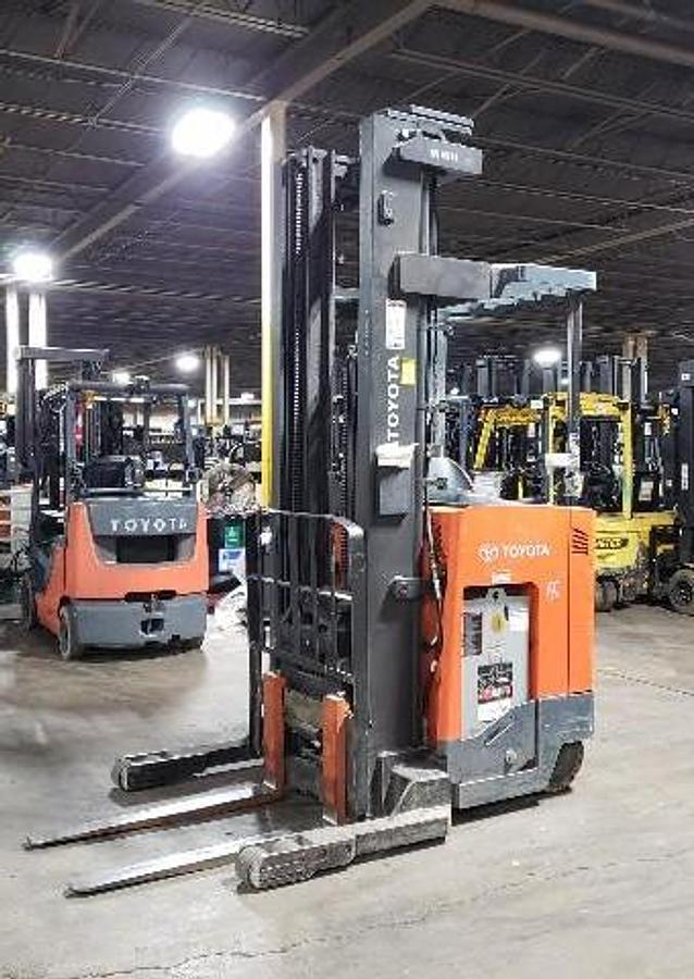 Side profile of 2018 Toyota 9BRU18 single reach truck with 256" TSU mast