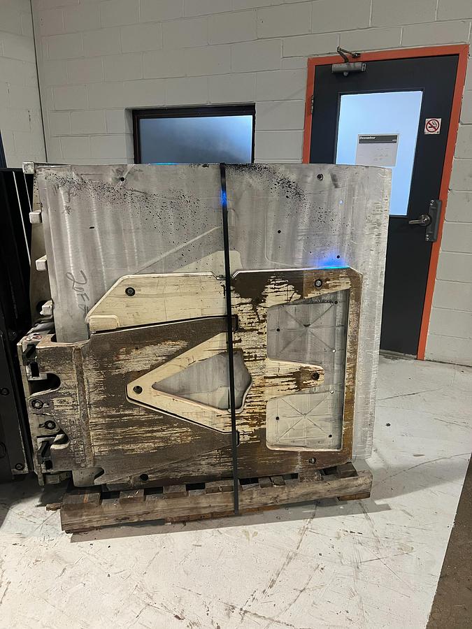 Side view of Cascade 25D‑CCS‑35AR1 carton clamp attachment showing clamp arms and mounting frame