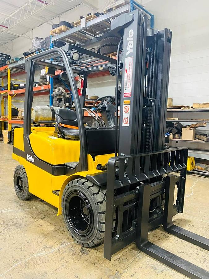 Yale GLP060VXN – driver-side front angle – triple mast, fork carriage, and solid pneumatic tires – CSA-certified LPG forklift – Brampton ON